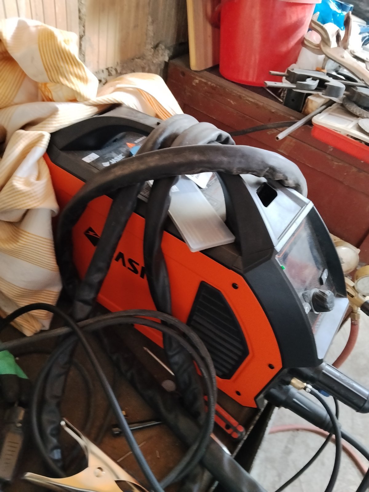 Oprema za zavarivanje pripremljena za rad.