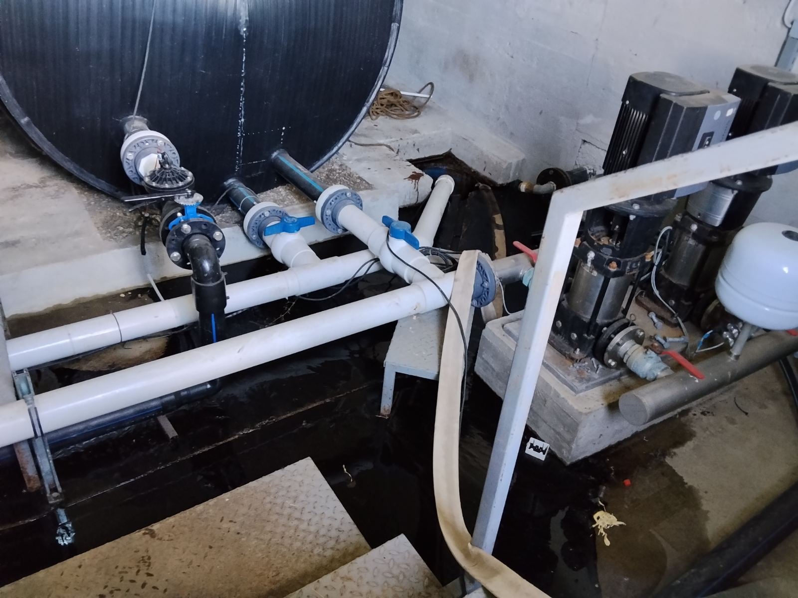 Cevovod, ventili i pumpni sklop u tehničkoj prostoriji.