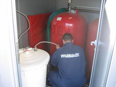 Instaliran uređaj za omekšavanje vode na benzinskoj stanici — snimak 2 od 4