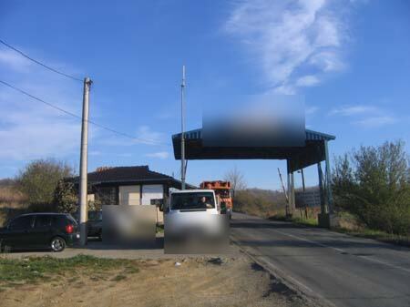 Postavljanje insekticidne paste u kutiji sa osiguračima i fumigacija bala plastike na deponiji — snimak 1 od 7