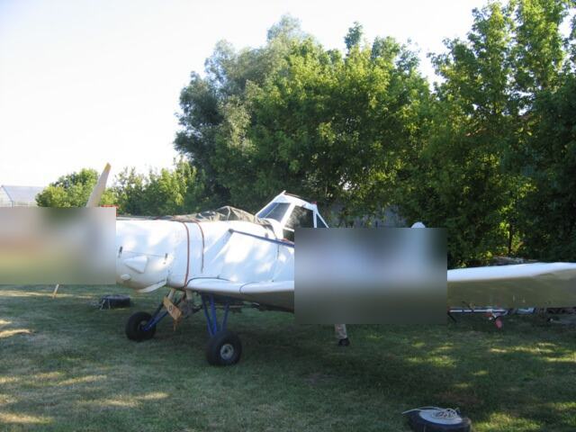 Poljoprivredni avion na travnatoj pisti, sa posla zaprašivanja komaraca iz vazduha.