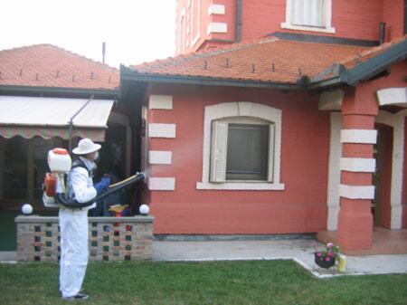 Suzbijanje osa motornim ULV rasprskivačem na Senjaku — snimak 2 od 6