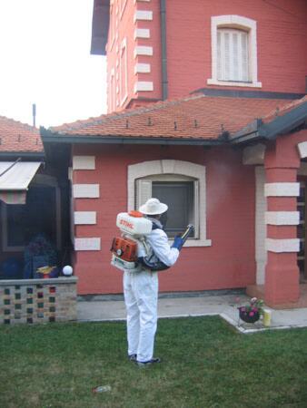 Suzbijanje osa motornim ULV rasprskivačem na Senjaku — snimak 3 od 6
