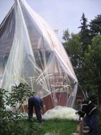 Gasna dezinsekcija ksilofagnih insekata (fumigacija) drvene konstrukcije vikendice — snimak 3 od 11