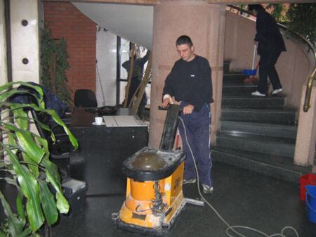 Čišćenje poslovnih prostorija — snimak 2 od 4