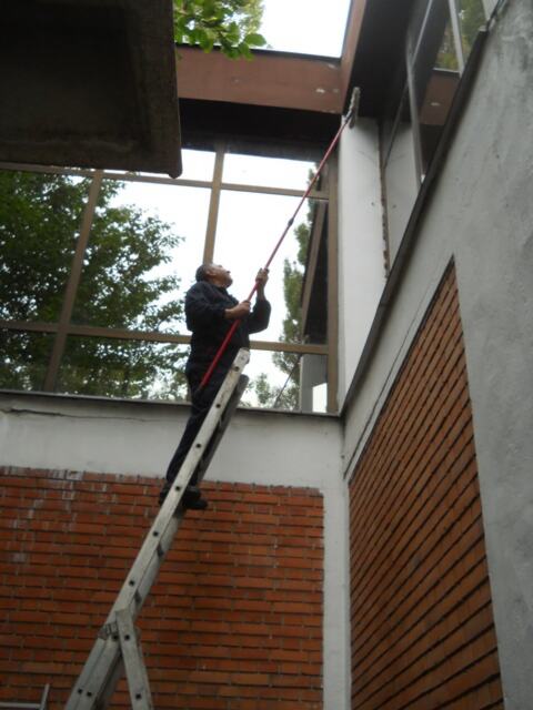 Čišćenje teško pristupačnih staklenih površina — snimak 5 od 12