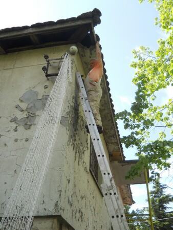 Postavljanje zaštitne mreže protiv ulaska ptica u krov objekta — snimak 15 od 21