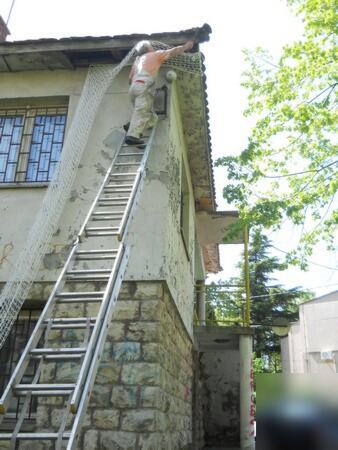 Postavljanje zaštitne mreže protiv ulaska ptica u krov objekta — snimak 17 od 21