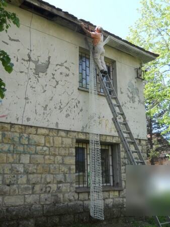 Postavljanje zaštitne mreže protiv ulaska ptica u krov objekta — snimak 18 od 21