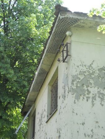 Postavljanje zaštitne mreže protiv ulaska ptica u krov objekta — snimak 20 od 21