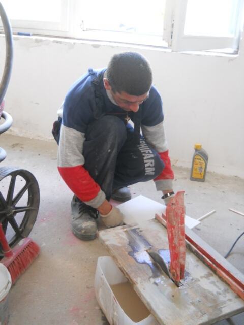Postavljanje zidnih pločica u laboratoriji — snimak 1 od 16