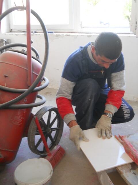 Postavljanje zidnih pločica u laboratoriji — snimak 2 od 16