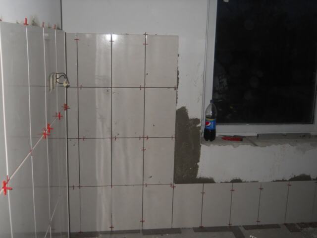 Postavljanje zidnih pločica u laboratoriji — snimak 4 od 16