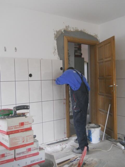 Postavljanje zidnih pločica u laboratoriji — snimak 14 od 16
