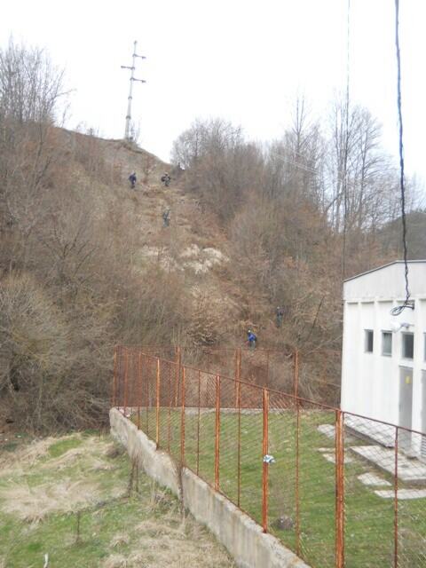 Redna seča rastinja ispod dalekovoda na jugu Srbije — snimak 2 od 14