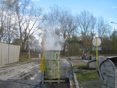 Uklanjanje trafo-ulja iz kontaminiranog depozita (bez PCB) u fabrici cementa — snimak 1 od 9