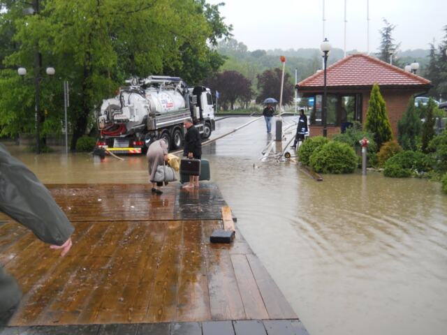 Rad muljne pumpe na pretakanju poplavnih voda ispred hotela do reke — snimak 4 od 8