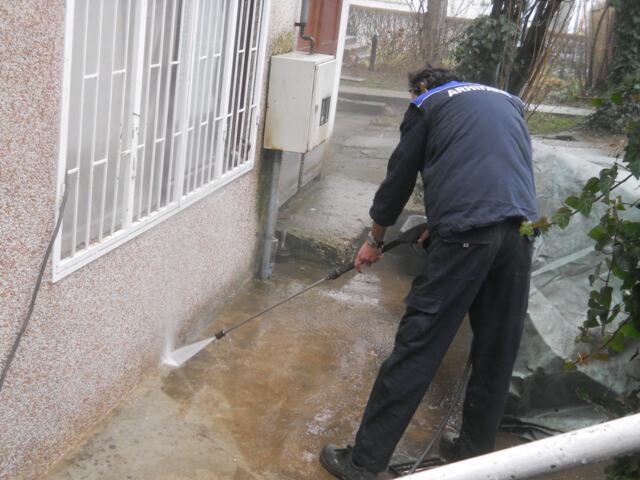 Pranje fasade i betonske staza pomoću mašine sa visokim pritiskom — snimak 3 od 8