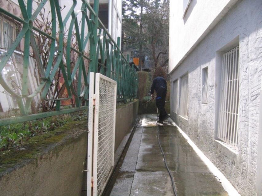 Pranje fasade i betonske staza pomoću mašine sa visokim pritiskom — snimak 7 od 8