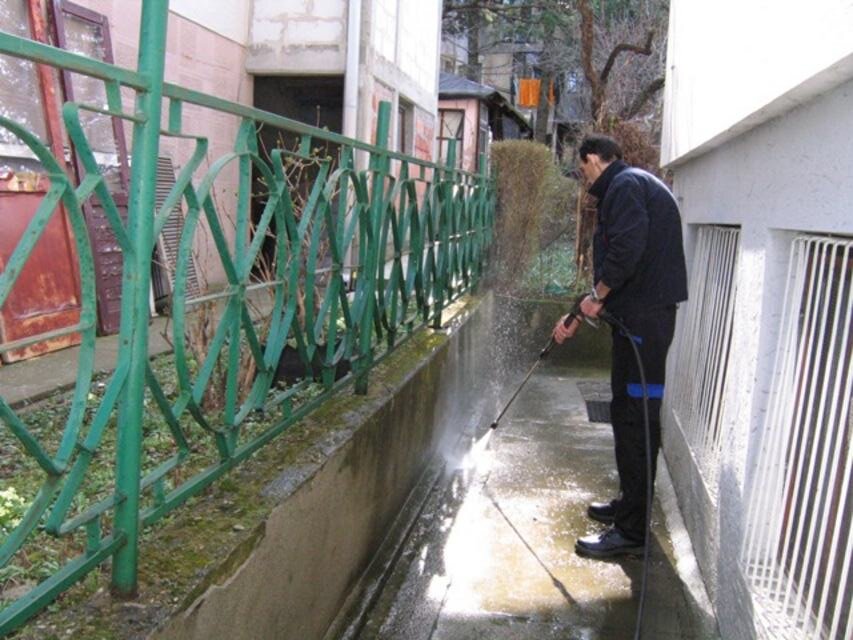 Pranje fasade i betonske staza pomoću mašine sa visokim pritiskom — snimak 8 od 8