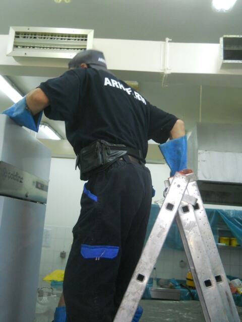 Čišćenje masnih ventilacija u restoranu ishrane — snimak 1 od 27