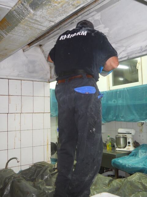 Čišćenje masnih ventilacija u restoranu ishrane — snimak 8 od 27