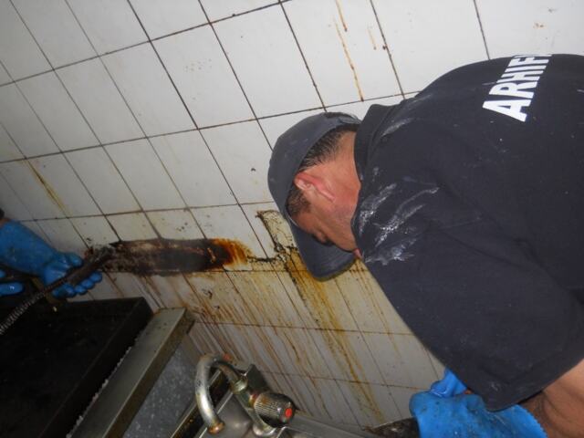 Čišćenje masnih ventilacija u restoranu ishrane — snimak 16 od 27